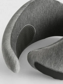 Almohada de viaje envolvente de color gris jaspeado