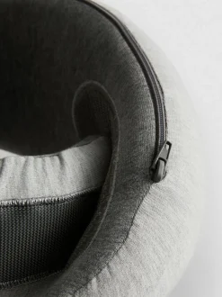 Almohada de viaje envolvente de color gris jaspeado