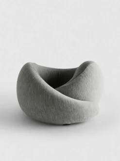Almohada de viaje envolvente de color gris jaspeado