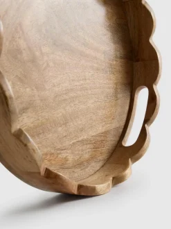 Bandeja de madera con borde festoneado