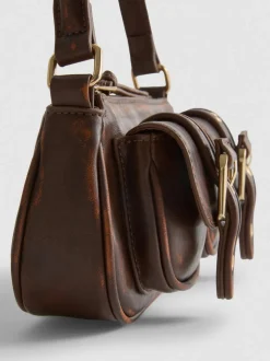 Bandolera con hebillas y bolsillos