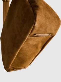 Bandolera con solapa de ante de The Edit