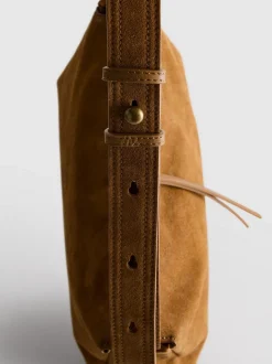 Bandolera con solapa de ante de The Edit