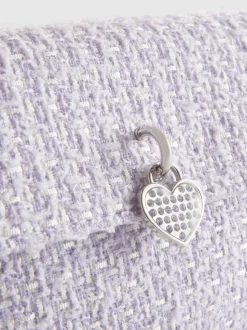 Bandolera de bouclé con colgante de corazón