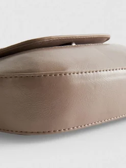 Bandolera pequeña con solapa