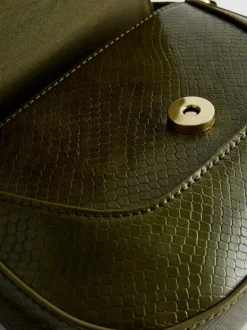 Bandolera pequeña con solapa