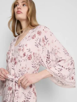 Bata floral con alto porcentaje de modal