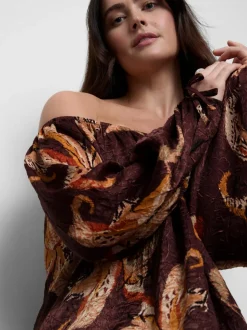 Blusa bardot de raso efecto arrugado con flores