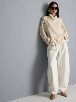 Blusa con detalle de botones y cuello alto