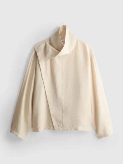 Blusa con detalle de botones y cuello alto
