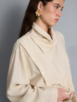 Blusa con detalle de botones y cuello alto