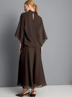 Blusa de cuello alto con capa