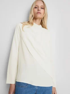 Blusa de cuello alto con capa By Coleen