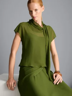 Blusa de manga corta con lazo en el cuello