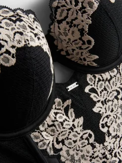 Body de encaje floral de The Edit