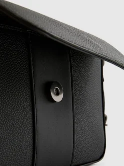Bolso bandolera con solapa