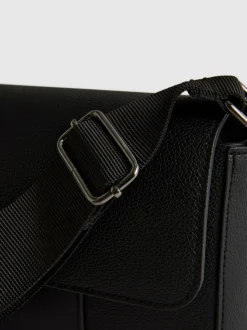 Bolso bandolera con solapa