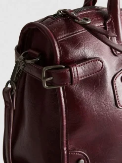 Bolso con asa superior y detalle de hebilla