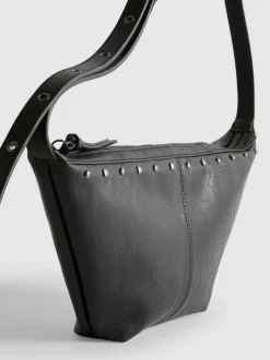 Bolso cruzado con tachuelas