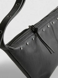 Bolso cruzado con tachuelas