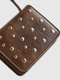 Bolso cruzado con tachuelas