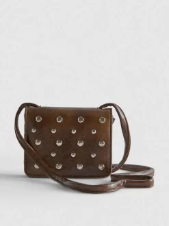 Bolso cruzado con tachuelas