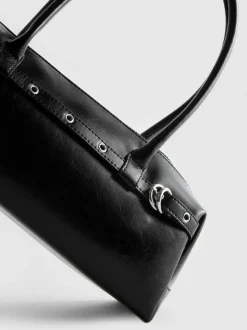 Bolso de hombro con detalle de ojales