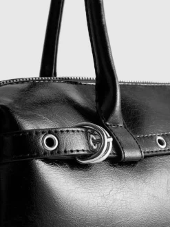 Bolso de hombro con detalle de ojales