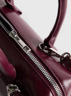 Bolso de hombro con detalle de ojales
