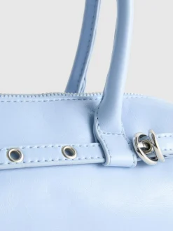 Bolso de hombro con detalle de ojales