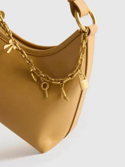 Bolso de hombro con detalle de colgantes
