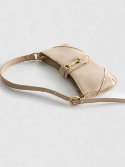 Bolso de hombro con detalle metálico