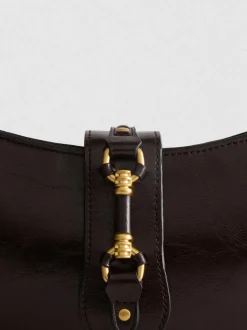 Bolso de hombro con detalle metálico