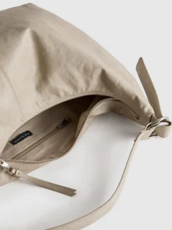 Bolso de hombro desestructurado con anillas
