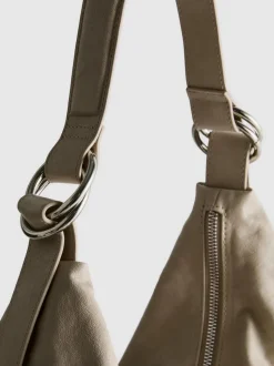 Bolso de hombro desestructurado con anillas