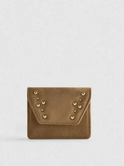 Bolso de mano con solapa con tachuelas