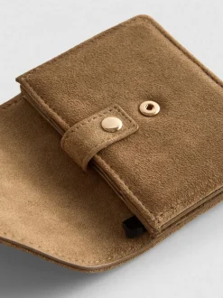 Bolso de mano con solapa con tachuelas