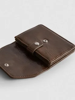 Bolso de mano con solapa con tachuelas