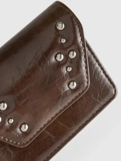 Bolso de mano con solapa con tachuelas