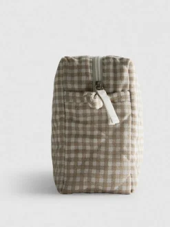 Bolso plano de mano con inicial y osito