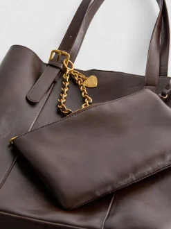 Bolso shopper con detalles de colgante