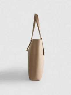 Bolso shopper con detalles de colgante