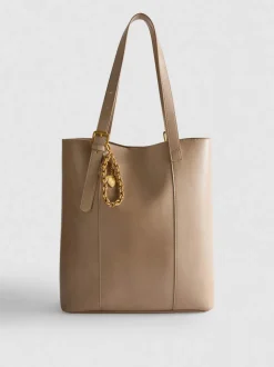 Bolso shopper con detalles de colgante