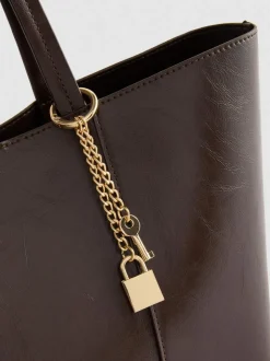 Bolso tote con colgante de candado