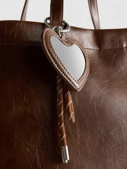 Bolso tote con colgante de corazón
