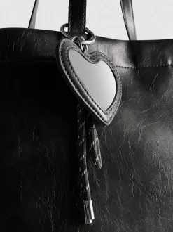 Bolso tote con colgante de corazón