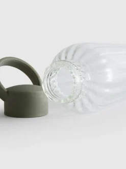Botella de agua de vidrio estriado