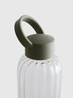 Botella de agua de vidrio estriado