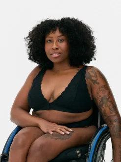 Bralette de encaje adaptable con escote profundo