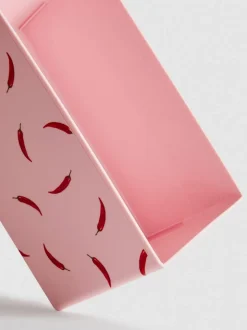 Caja grande con guindillas